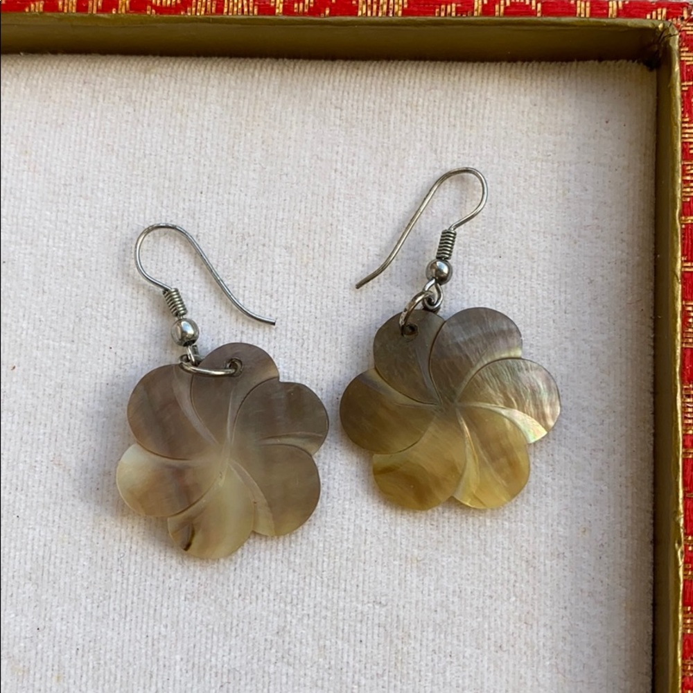 Shell Earrings as Flower 🌺 🐚 Made in Hawaii